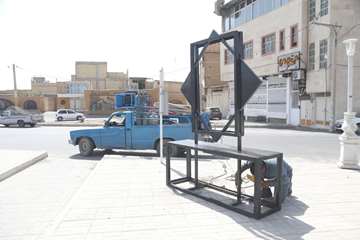 آماده سازی و نصب المان در میدان عصارخانه خمینی شهر